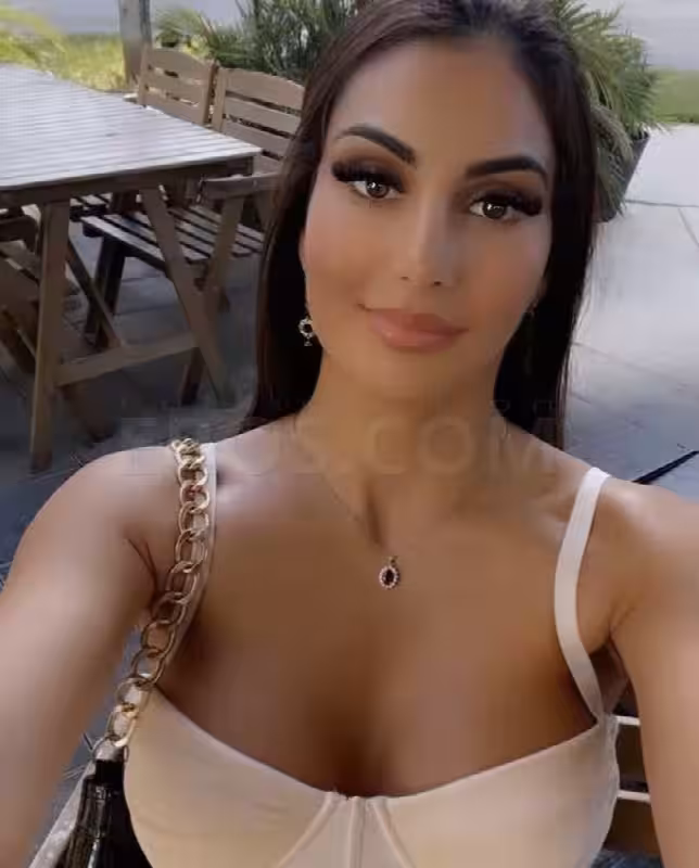 Escort Riana in Chicago, IL
