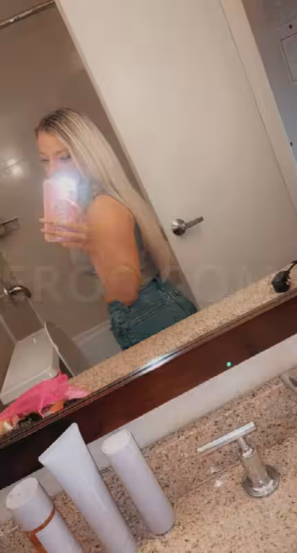 Escort Daisy in Downers Grove, IL