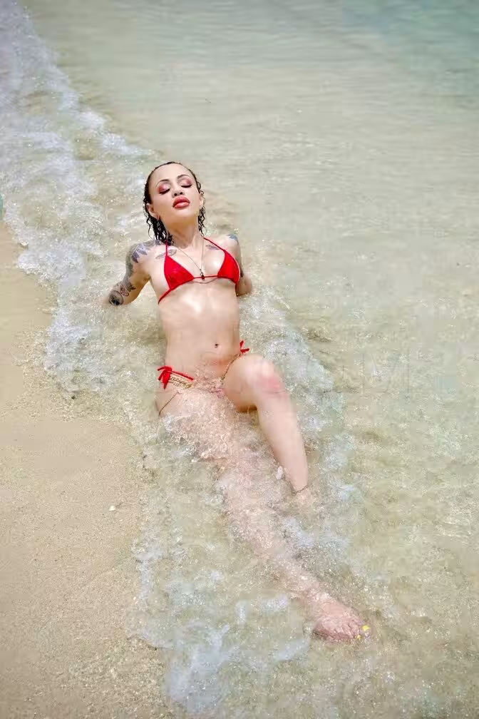 Escort Holly Hendrix in Miami, FL