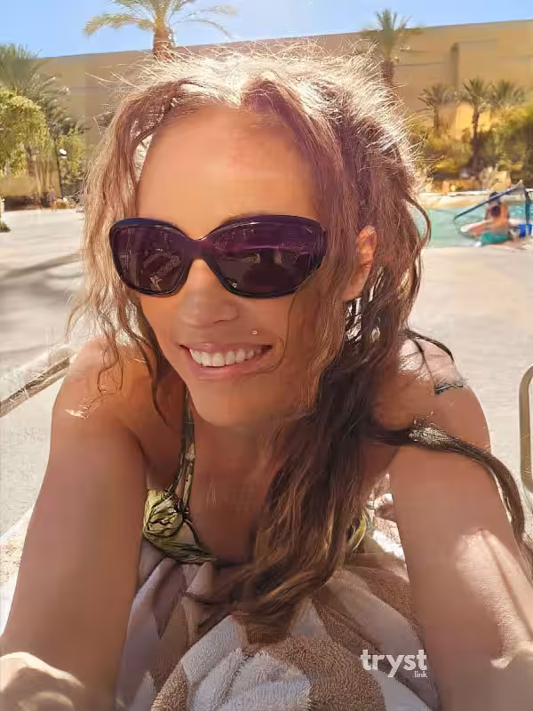 Escort/S&M Elle Tee in Minneapolis, MN