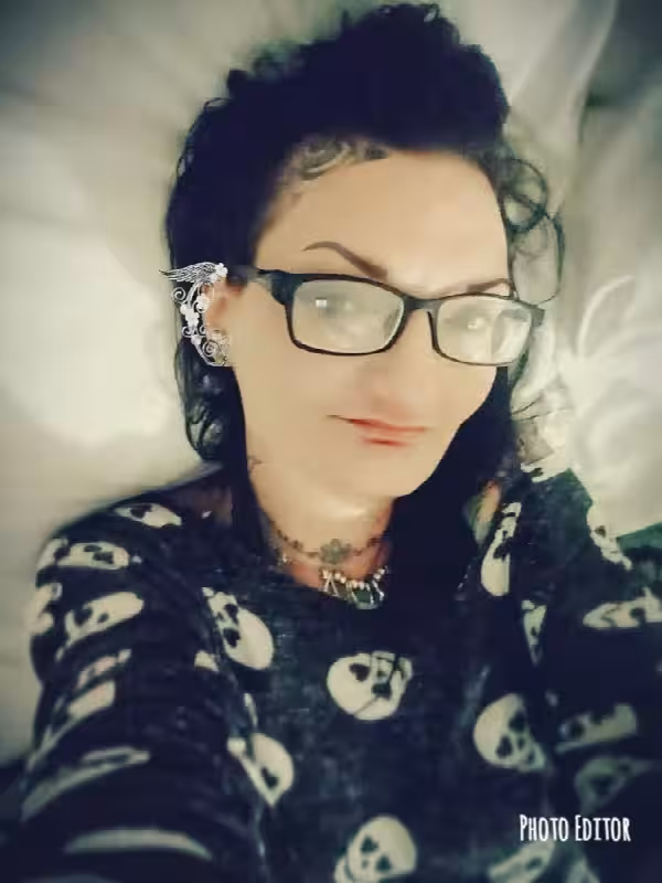 Escort VeraRay Midnight / Chantely Lace in Minneapolis, MN