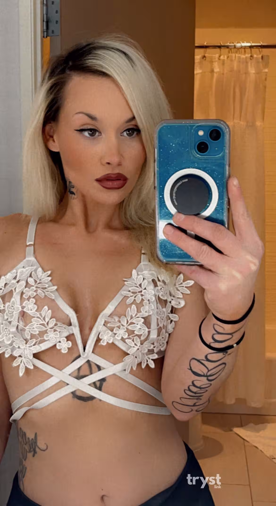 Escort/Massage/S&M London Banks in Scottsdale, AZ